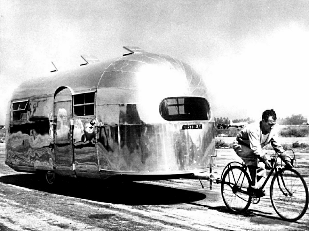 Велосипедист тянет туристический прицеп Airstream на велосипеде, США, 1947  год | Пикабу