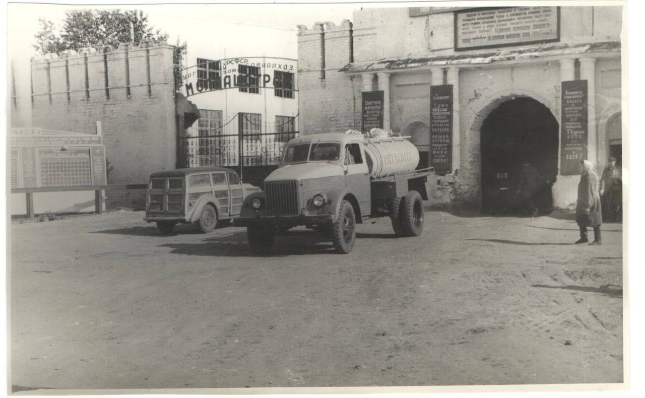 Tanker Truck Milk - Auto, Gorky Automobile Plant, Moskvich, The photo, Tanker, 50th, Black and white photo