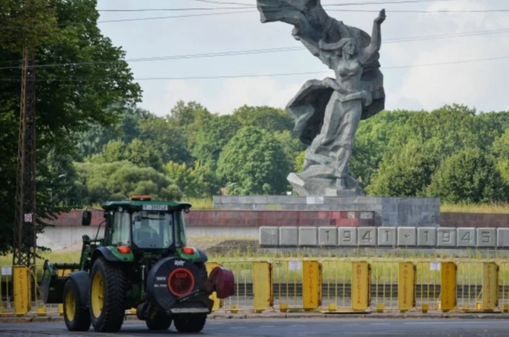 In Riga began to demolish the monument to the soldiers-liberators - Text, The photo, Longpost, Riga, Latvia, Demolition of the monument, Politics