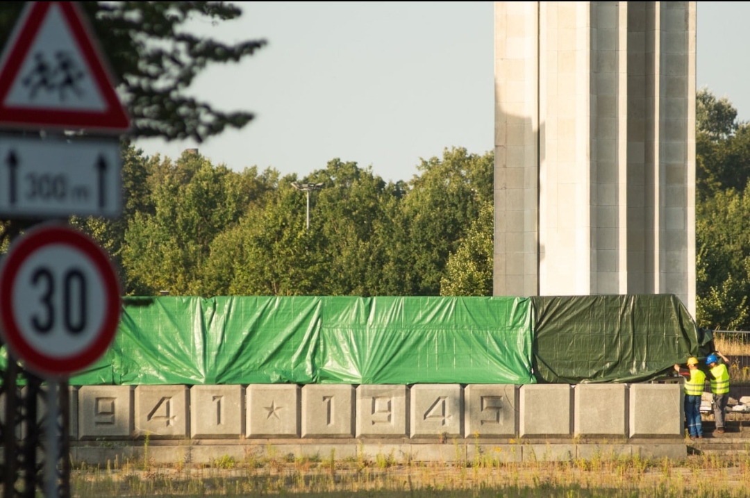 In Riga began to demolish the monument to the soldiers-liberators - Text, The photo, Longpost, Riga, Latvia, Demolition of the monument, Politics