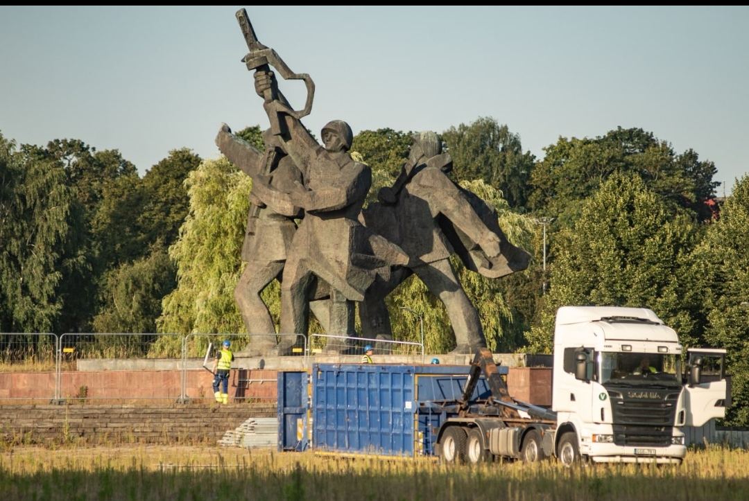 In Riga began to demolish the monument to the soldiers-liberators - Text, The photo, Longpost, Riga, Latvia, Demolition of the monument, Politics