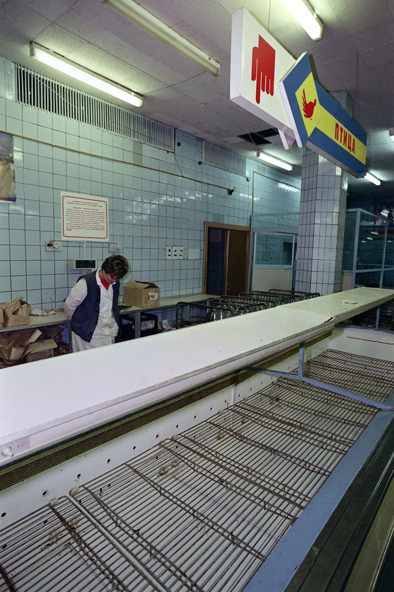 How did we survive? Shelves of Soviet stores before the collapse of the USSR (30 PHOTOS; Part 1) - My, the USSR, Score, Products, Moscow, 1990, Boris Yeltsin, Poverty, A crisis, The photo, Retro, Story, Longpost