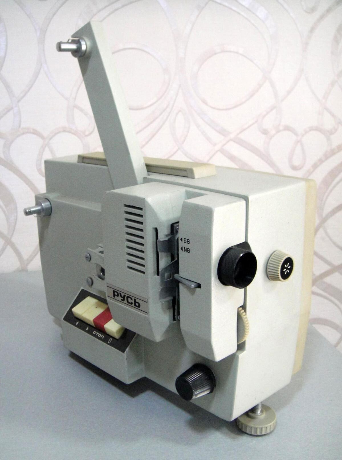 The film projector RUS has been produced since 1967 at LOMO - My, Made in USSR, Retro, Electronics, Nostalgia, Overview, Past, Technics, Longpost