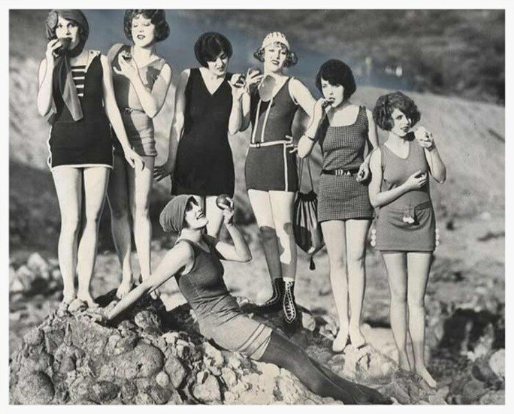 Beach fashion 20s-30s - Old photo, Beach, Fashion, Girls, Longpost, Black and white photo