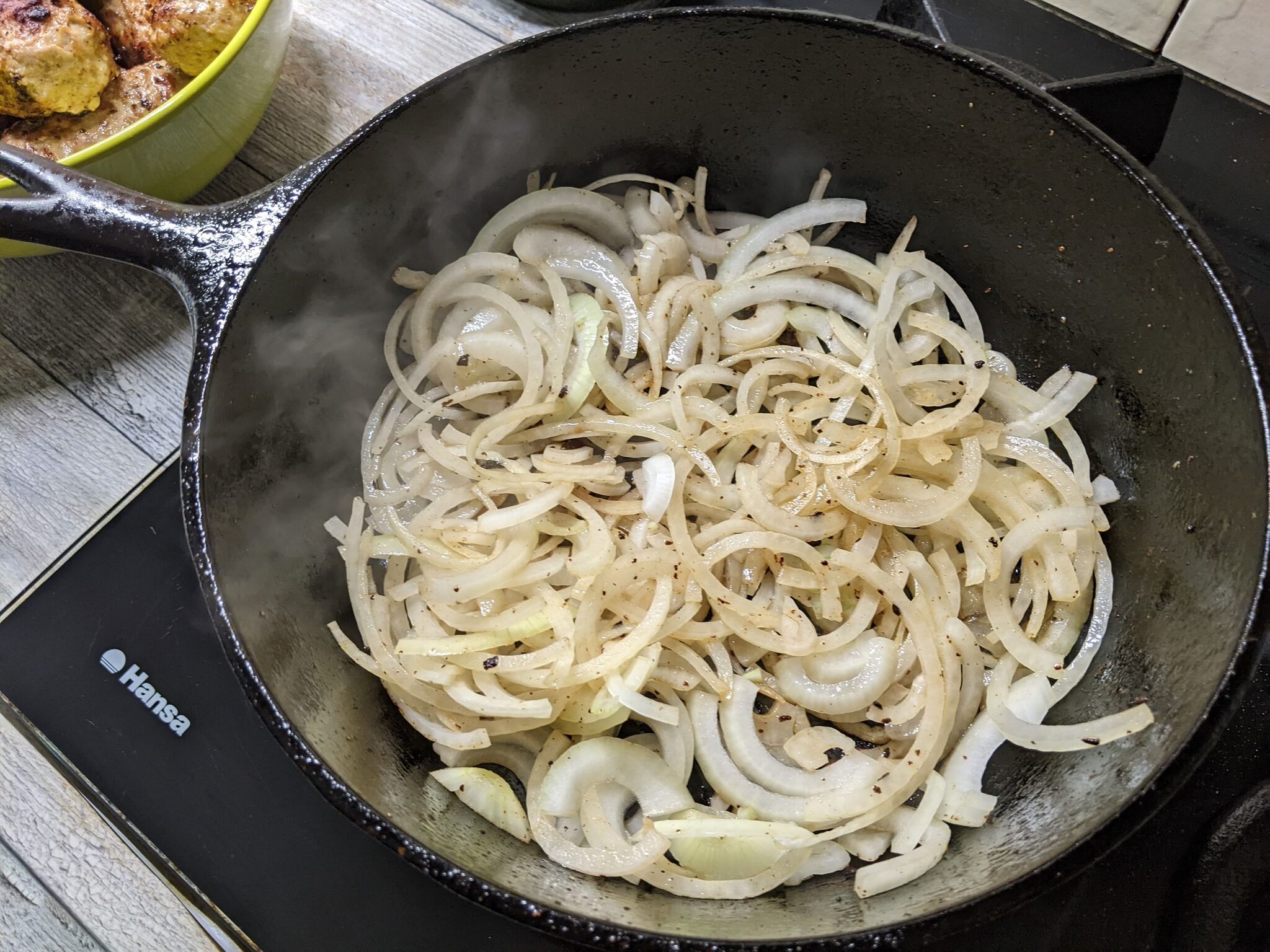 В одном черном-черном лесу... слышны рулады и пахнет мясным рулетом! |  Пикабу