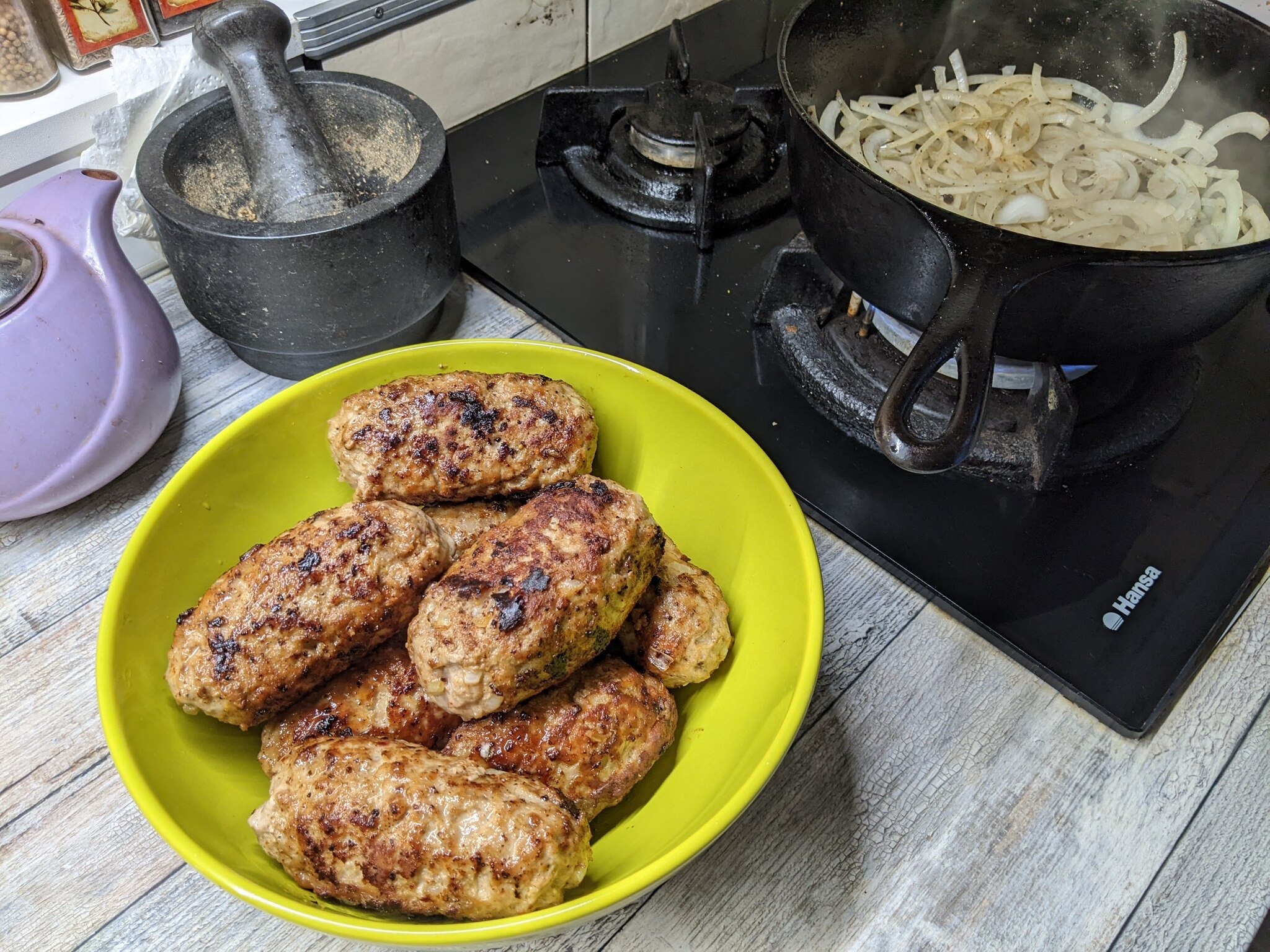 В одном черном-черном лесу... слышны рулады и пахнет мясным рулетом! |  Пикабу