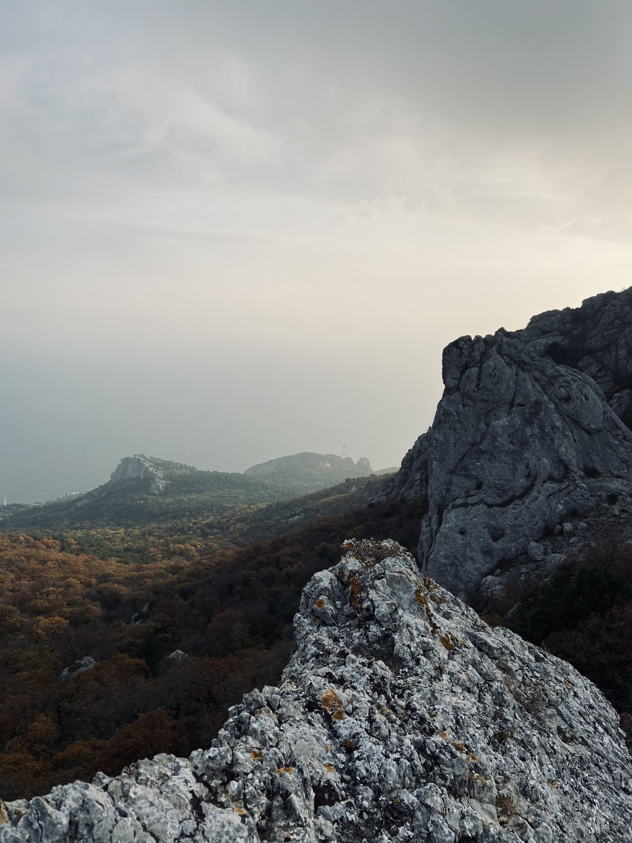 «Храм Солнца» и Горная вершина Ильяс Кая - Моё, Крым, Ильяс-Кая, Храм Солнца, Осень, Видео, Без звука, Вертикальное видео, Длиннопост, Прогулка по лесу