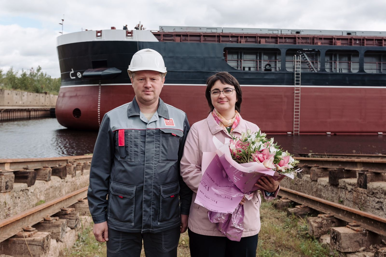 Руководитель судна. Красное Сормово спуск корабля. Красно Сормовский завод. Завод красное Сормово Нижний Новгород руководитель. УПА корабль сухогруз.