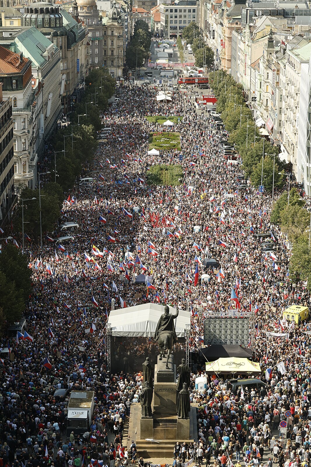 В Чехии проходит митинг против власти | Пикабу