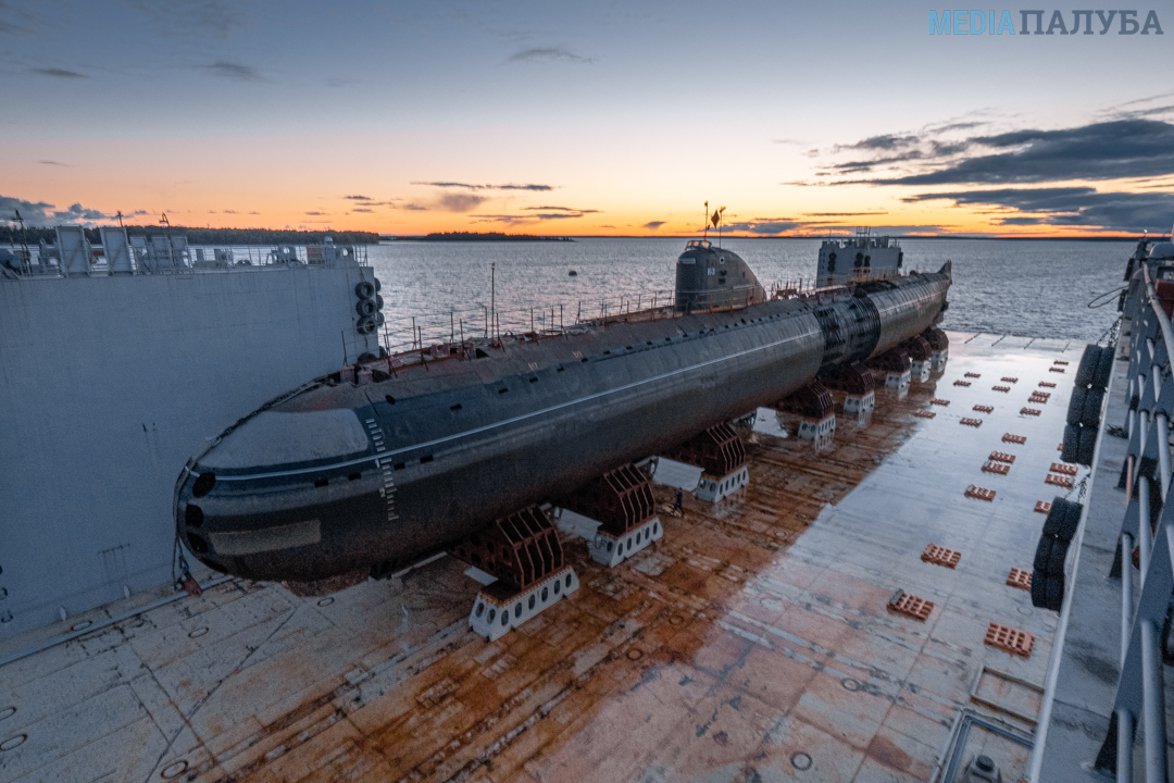 How the first Soviet nuclear submarine was loaded onto the Atlant barge to be sent to the museum - news, Russia, Kronstadt, the USSR, Nuclear submarine, Longpost, Museum