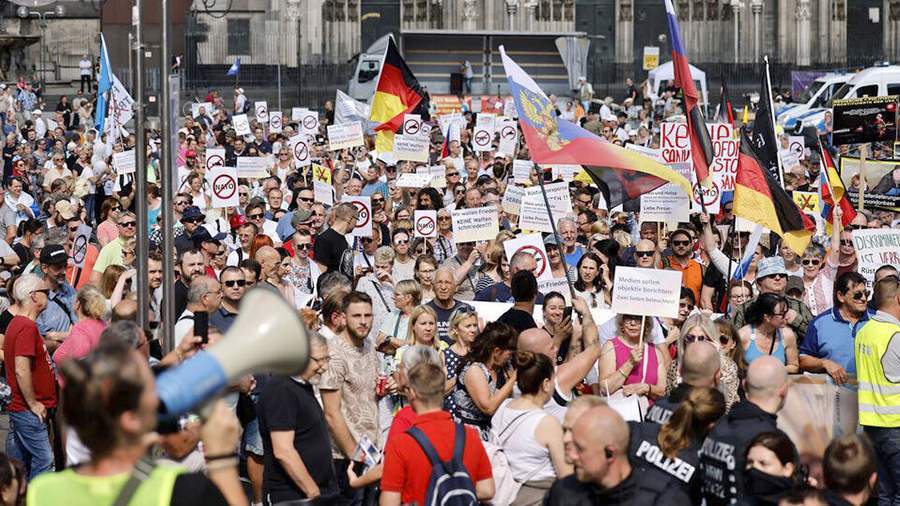 Germany. In Cologne, a rally in support of Russia: Remove sanctions from Moscow, do not send weapons to Ukraine! - Sanctions, The cathedral, NATO, West, Protest, Germany, European Union, Media and press, news, Politics, Koln, Longpost, Video