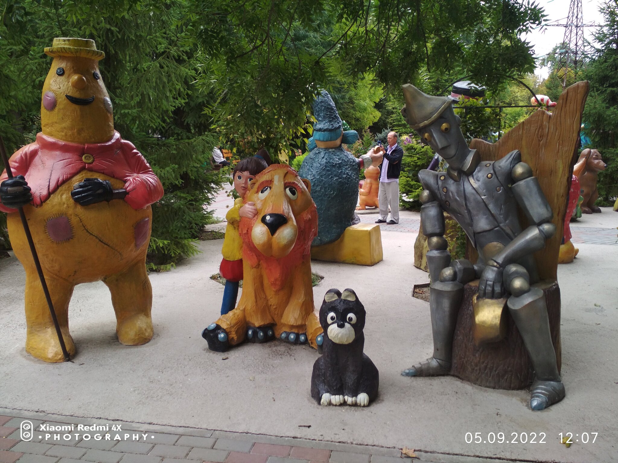 Got into a fairy tale - Travel across Russia, Sculpture, Characters (edit), Longpost, The investigation is being conducted by koloboks, Cheburashka, Leopold the Cat, Milota, The park, Cartoon characters, Soviet cartoons, Cartoons, Cyclist, Bakhchisarai, Travels, Story, Crimea, My