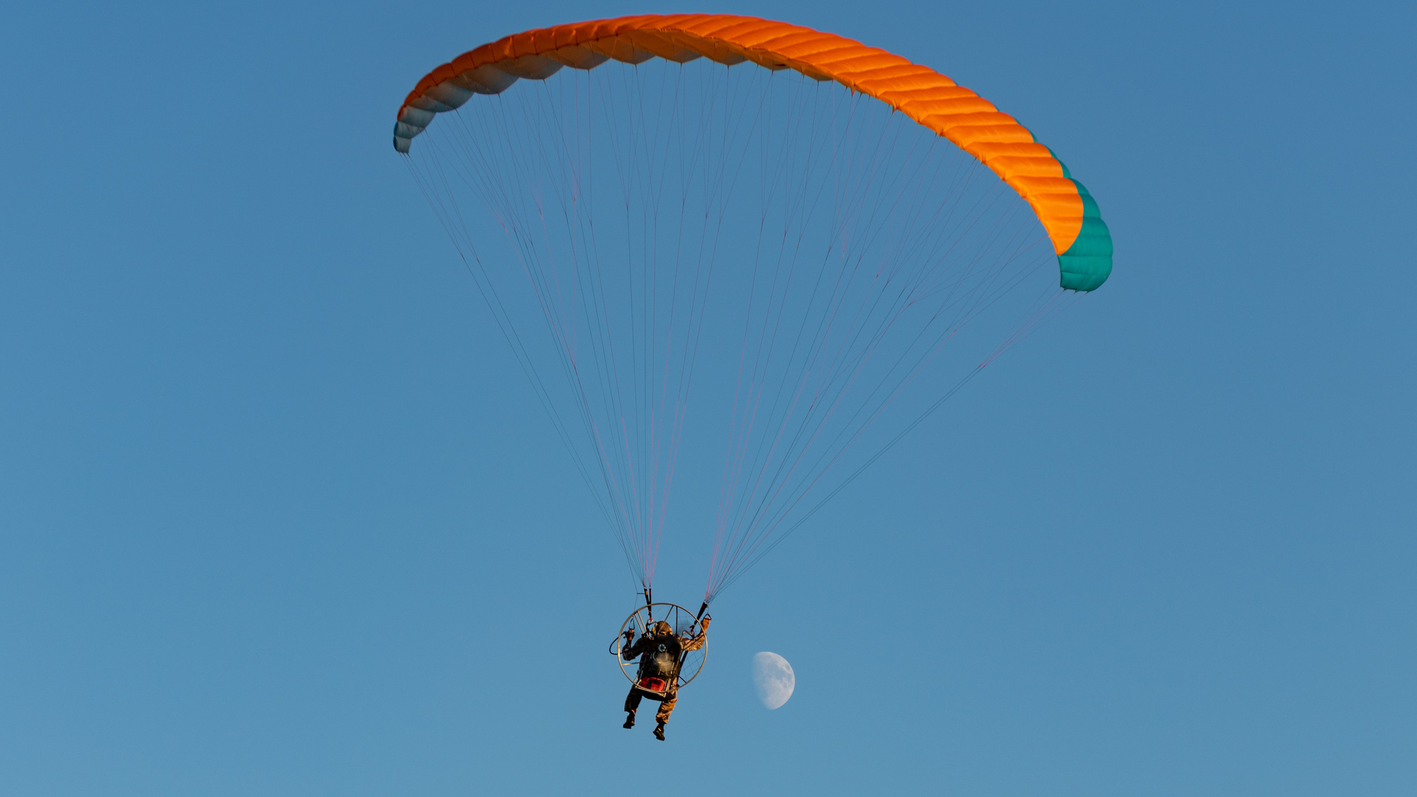 Motorized paraglider and moon - My, moon, Sky, Flight, Nikon, Nikon d850, 70-300mm, Paragliding, Motorized paraglider