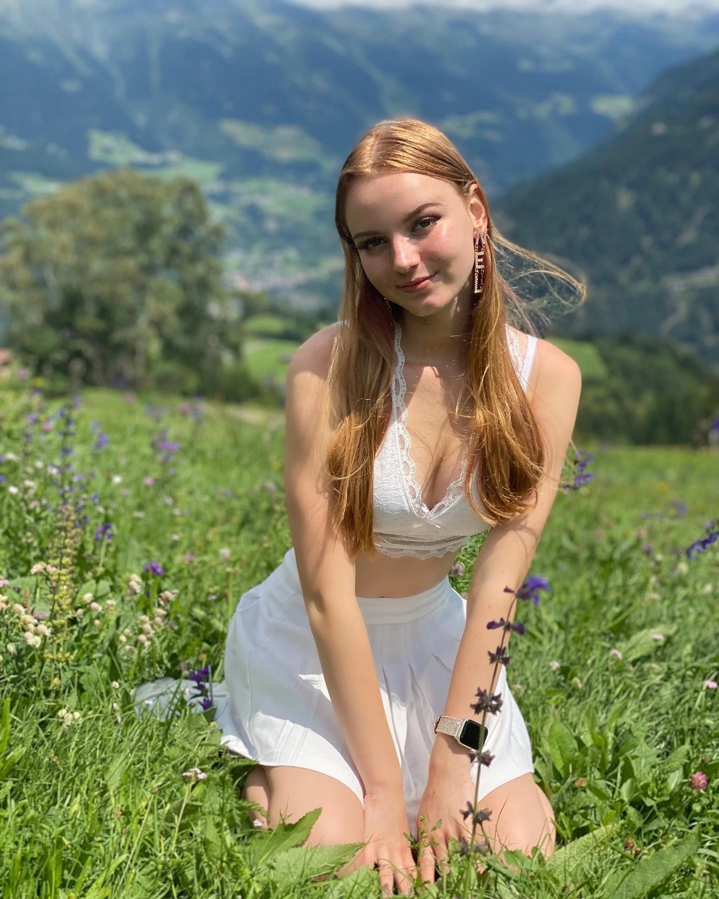 Красивая девушка в горах