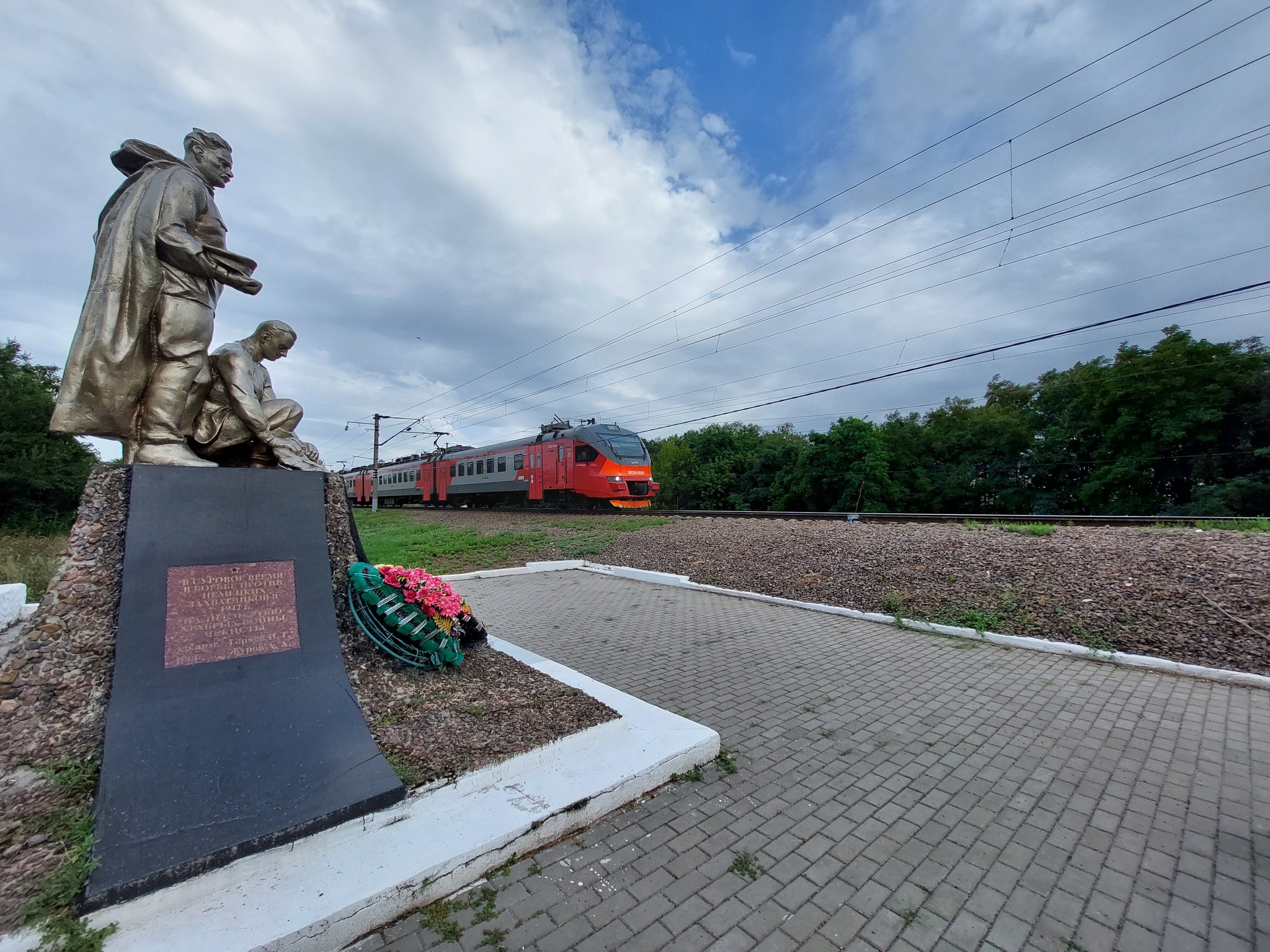 Памятник алёнке в Воронеже фото