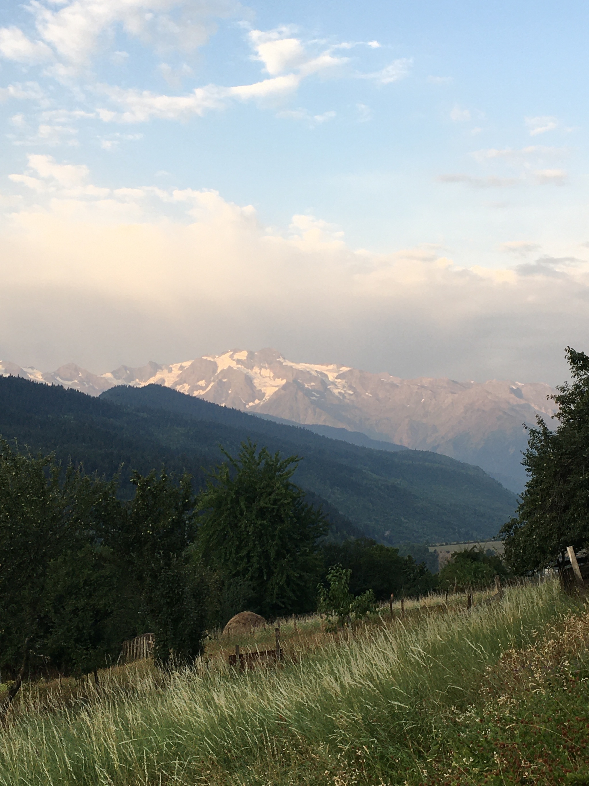 Morning Mestia. Georgia - My, Morning, Mestia, Svaneti, Georgia, The mountains, Photographer, The rocks, Village, Street photography, Beautiful, The photo, Mobile photography, Longpost, dawn