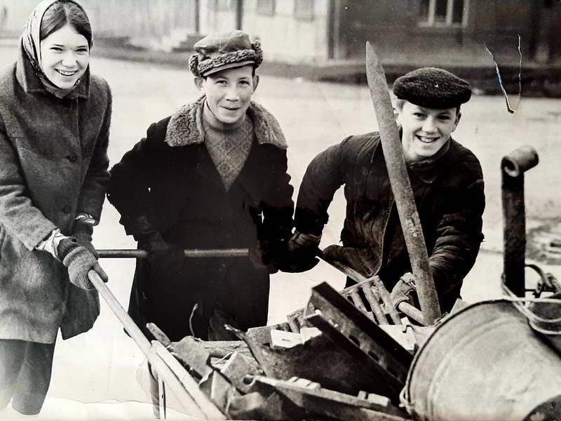 Сбор металлолома учащимися города Серова, 1960-е - Старое фото, Черно-белое фото, СССР, История России, Город Серов, История СССР