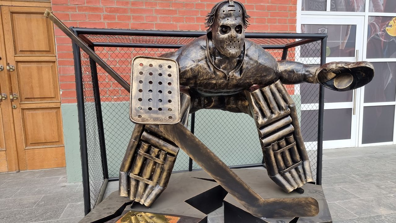 A monument to hockey player Vladislav Tretiak was presented in Moscow. He has already been called a fellow Novovoronezh Alenka - Crossposting, Pikabu publish bot, Sculpture, Moscow, Longpost, The photo, Vladislav Tretyak