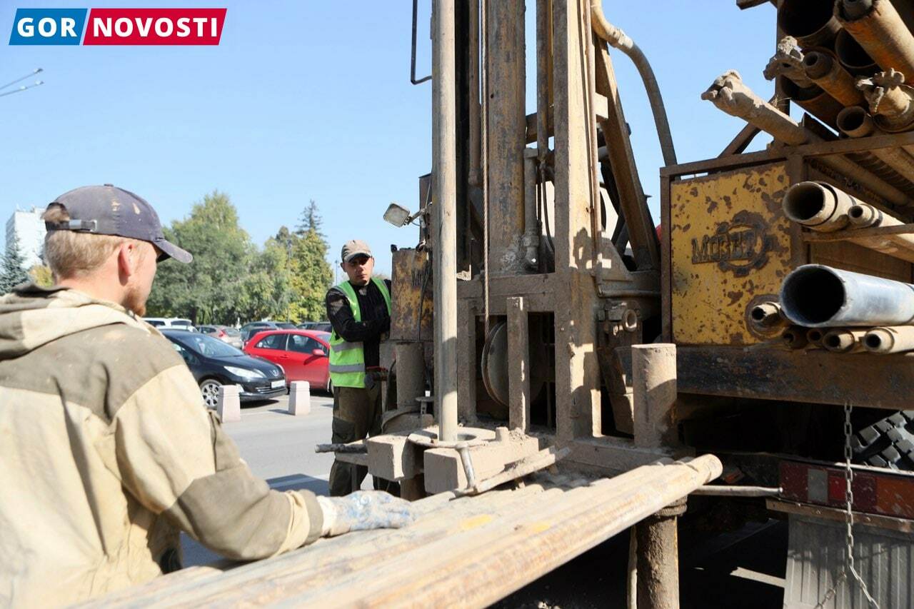 В Красноярске на площади Революции бурят скважины для строительства метро |  Пикабу