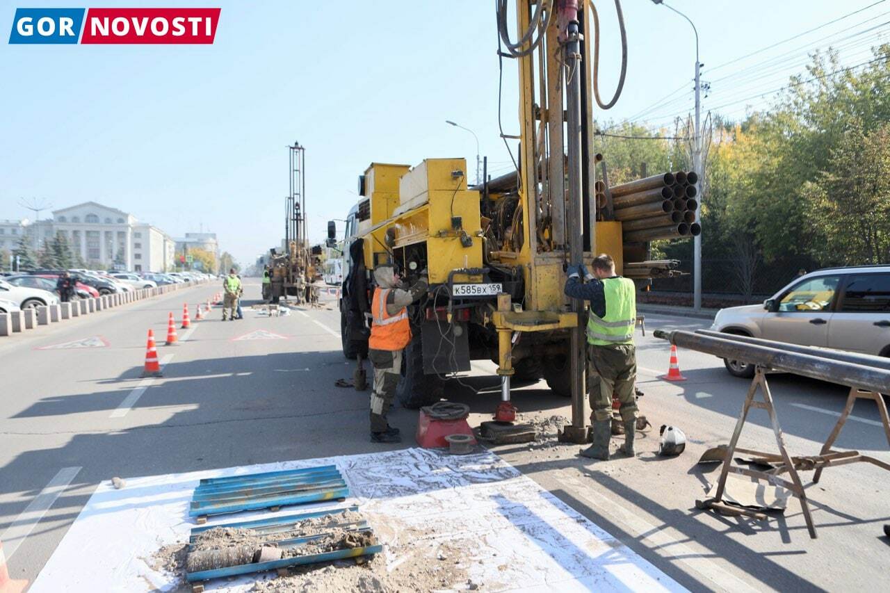 В Красноярске на площади Революции бурят скважины для строительства метро |  Пикабу