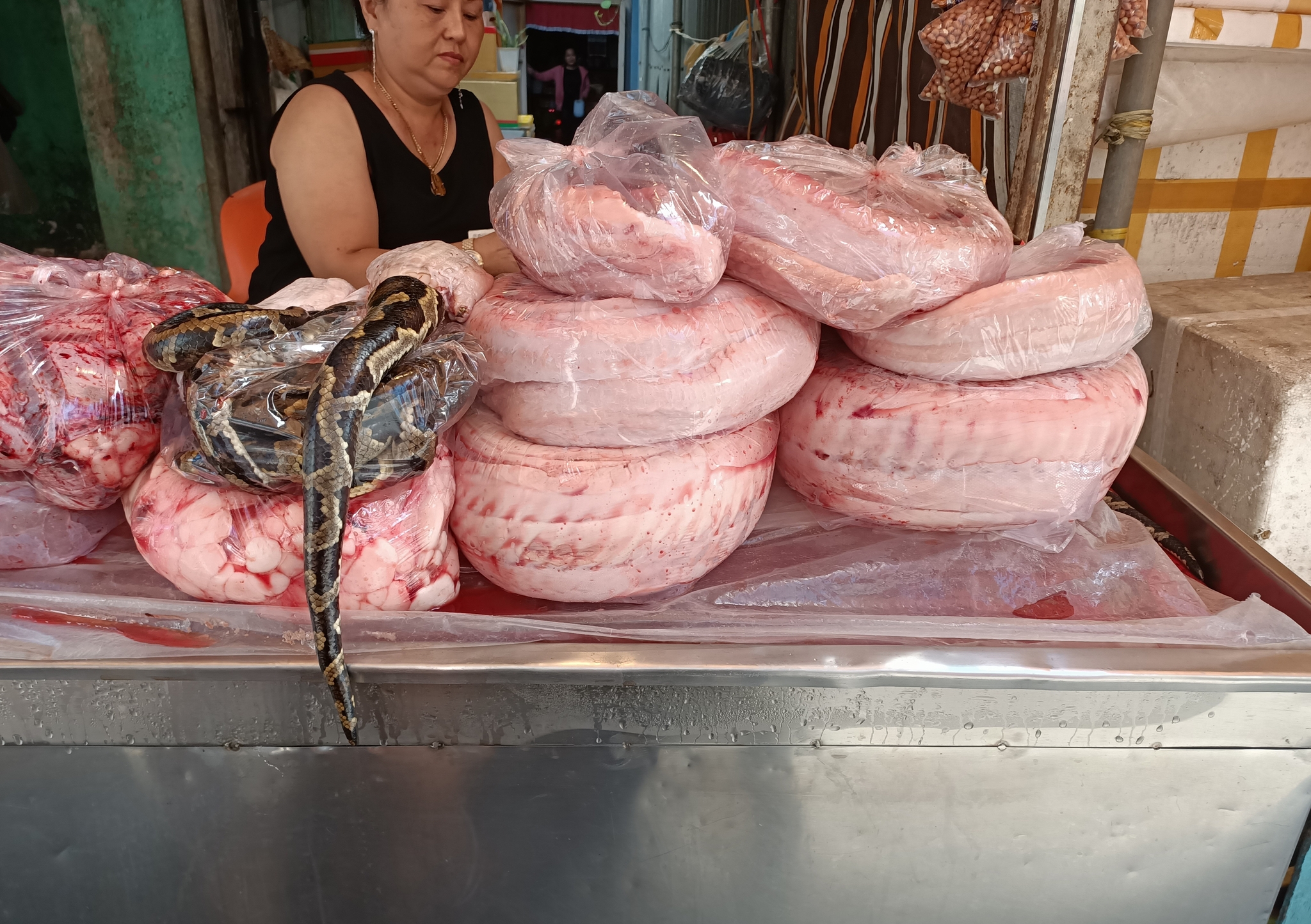 Giant Vietnamese prawns - My, Vietnam, Shrimps, Snake, Crab, Longpost, Fancy food