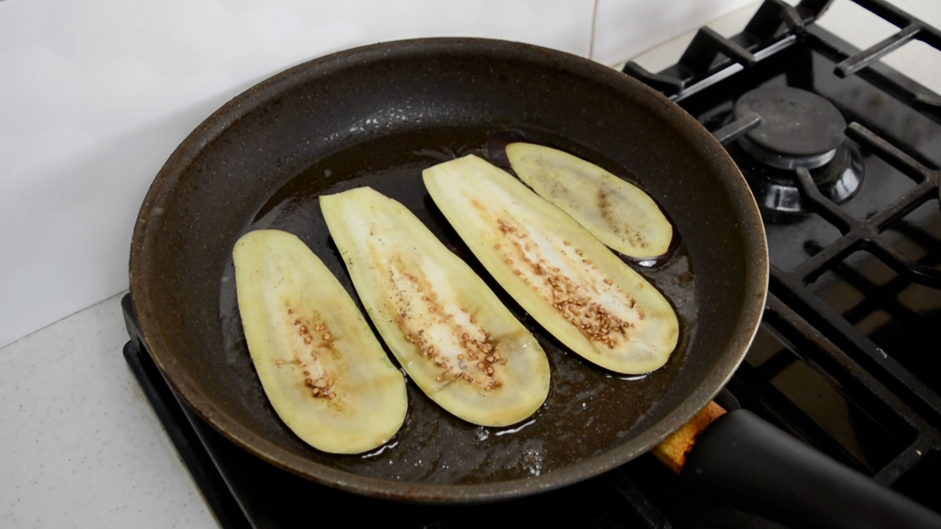 Рулетики из баклажанов со сливочным сыром и орехами | Пикабу