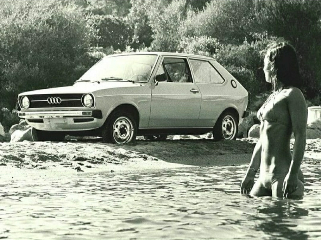 Девушка и Audi 50, 1970-е - Фотография, Старое фото, Черно-белое фото, 70-е, Авто, Пляж, Отдых, Девушки