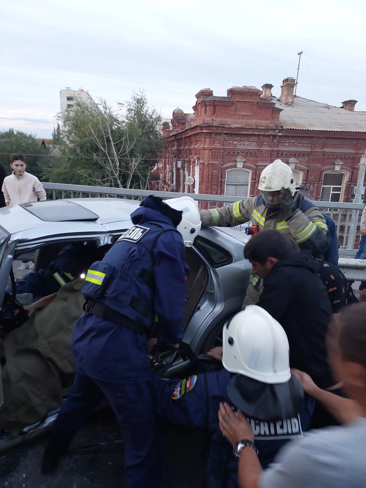 In Astrakhan, on the New Bridge near KAMAZ, a trailer unhooked and rammed a car - Astrakhan, Road accident, Crash, Negative, Longpost