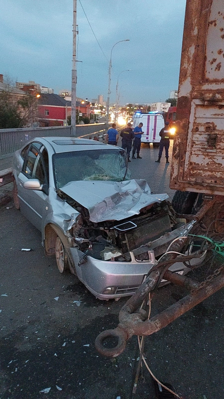 In Astrakhan, on the New Bridge near KAMAZ, a trailer unhooked and rammed a car - Astrakhan, Road accident, Crash, Negative, Longpost