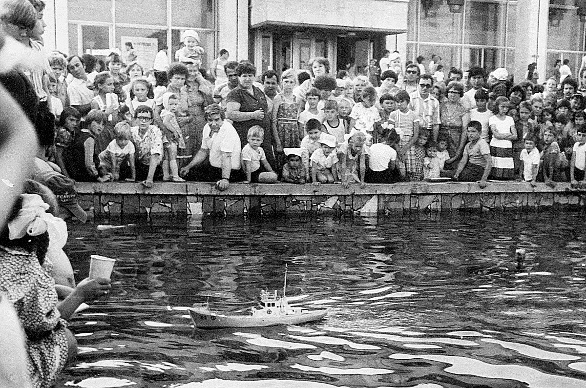 boat - Retro, Naberezhnye Chelny, Black and white photo, Modeling, Fountain, Show