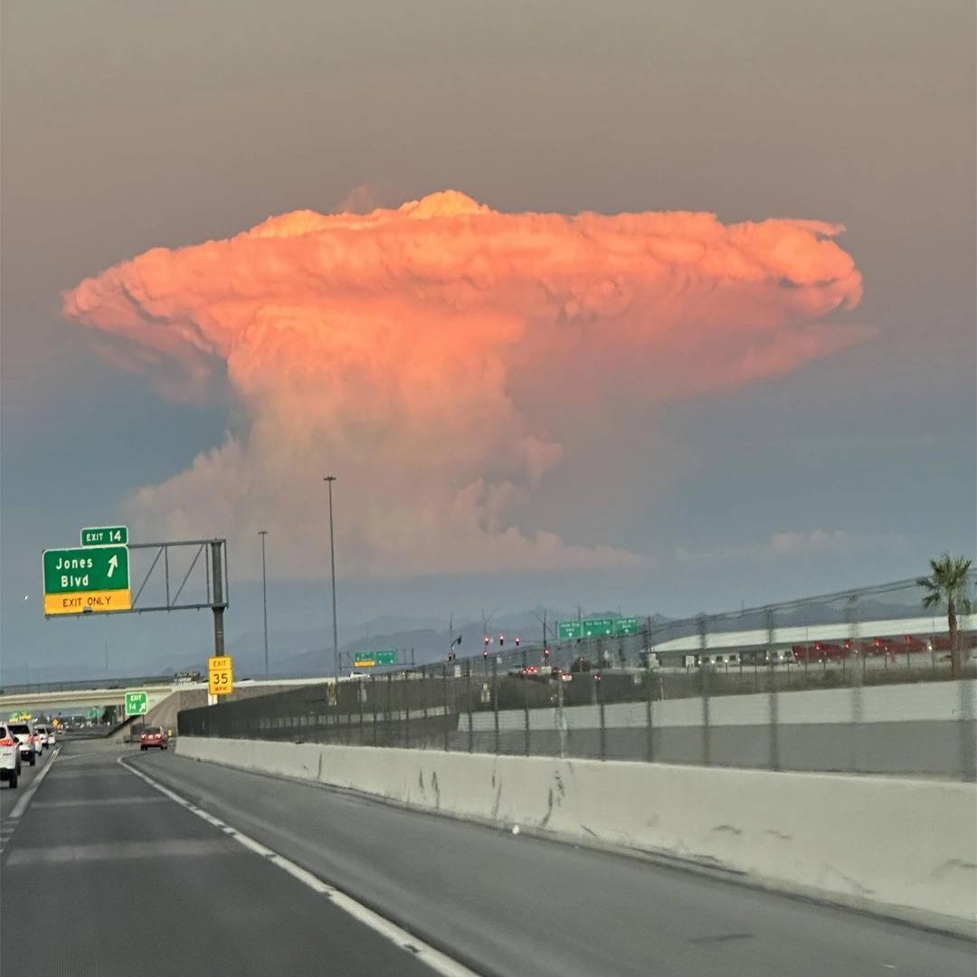 Las Vegas residents panicked after seeing a bright mushroom-shaped cloud in the sky - Las Vegas, Clouds, Similarity, Nuclear explosion, Video, Vertical video, Longpost, The americans, USA