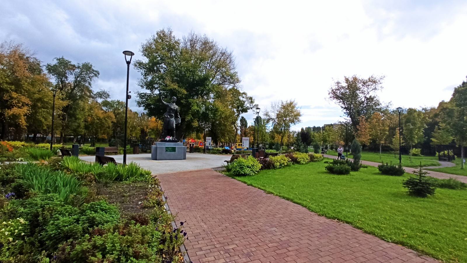 Saratov. Square M. Raskova - My, Saratov, Nature, The park, beauty, Square, Autumn, Tree, Grass, Leaves, Russia, Longpost