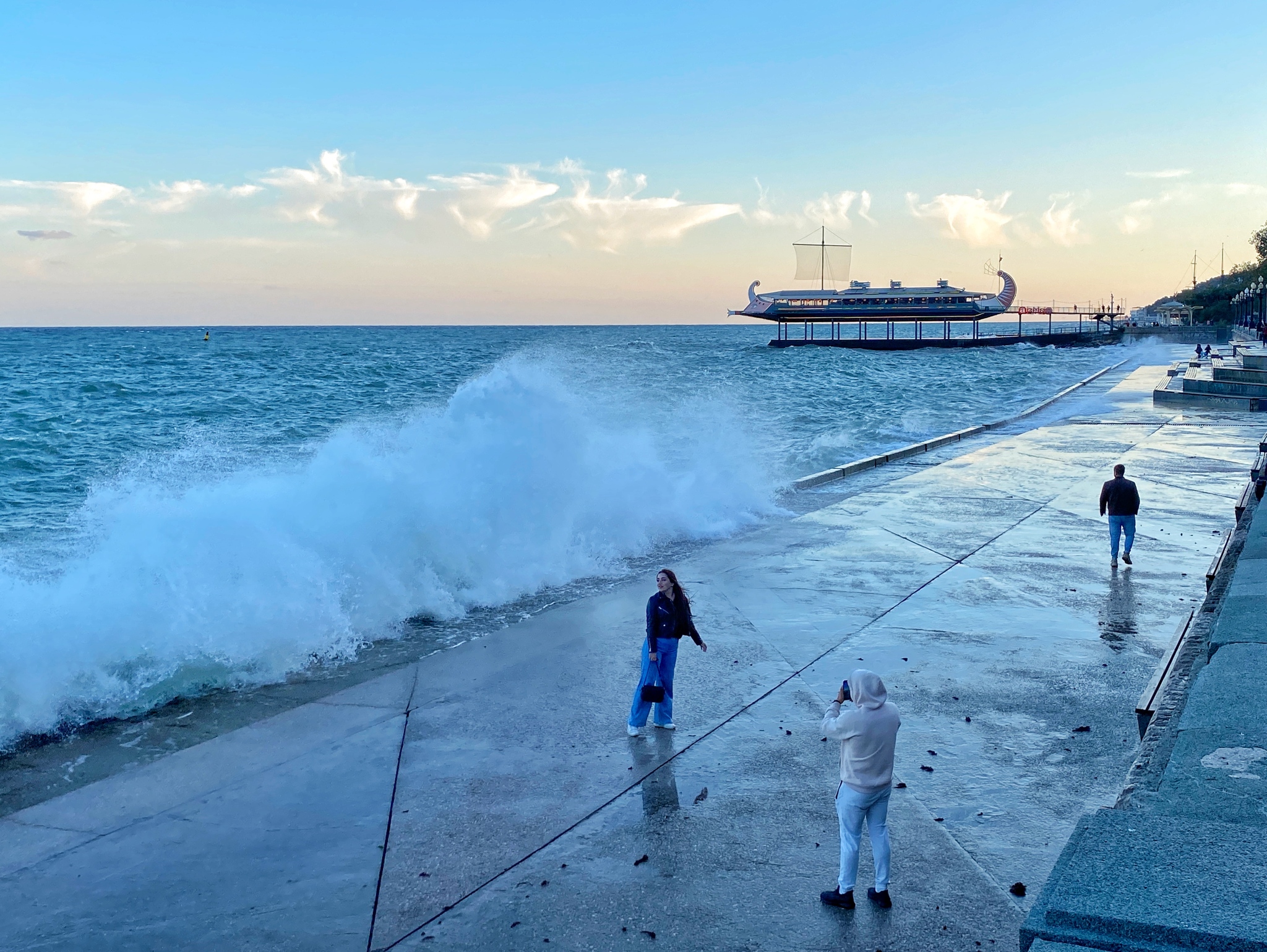 Вечерняя Ялта - Моё, Мобильная фотография, Осень, Крым, Вечер, Горы, Ялта, Длиннопост, Шторм