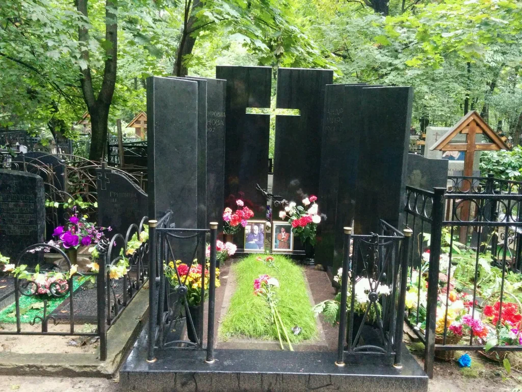 На каком кладбище похоронен миронов. Ваганьковское кладбище могила Миронова. Могила Андрея Миронова на Ваганьковском кладбище.