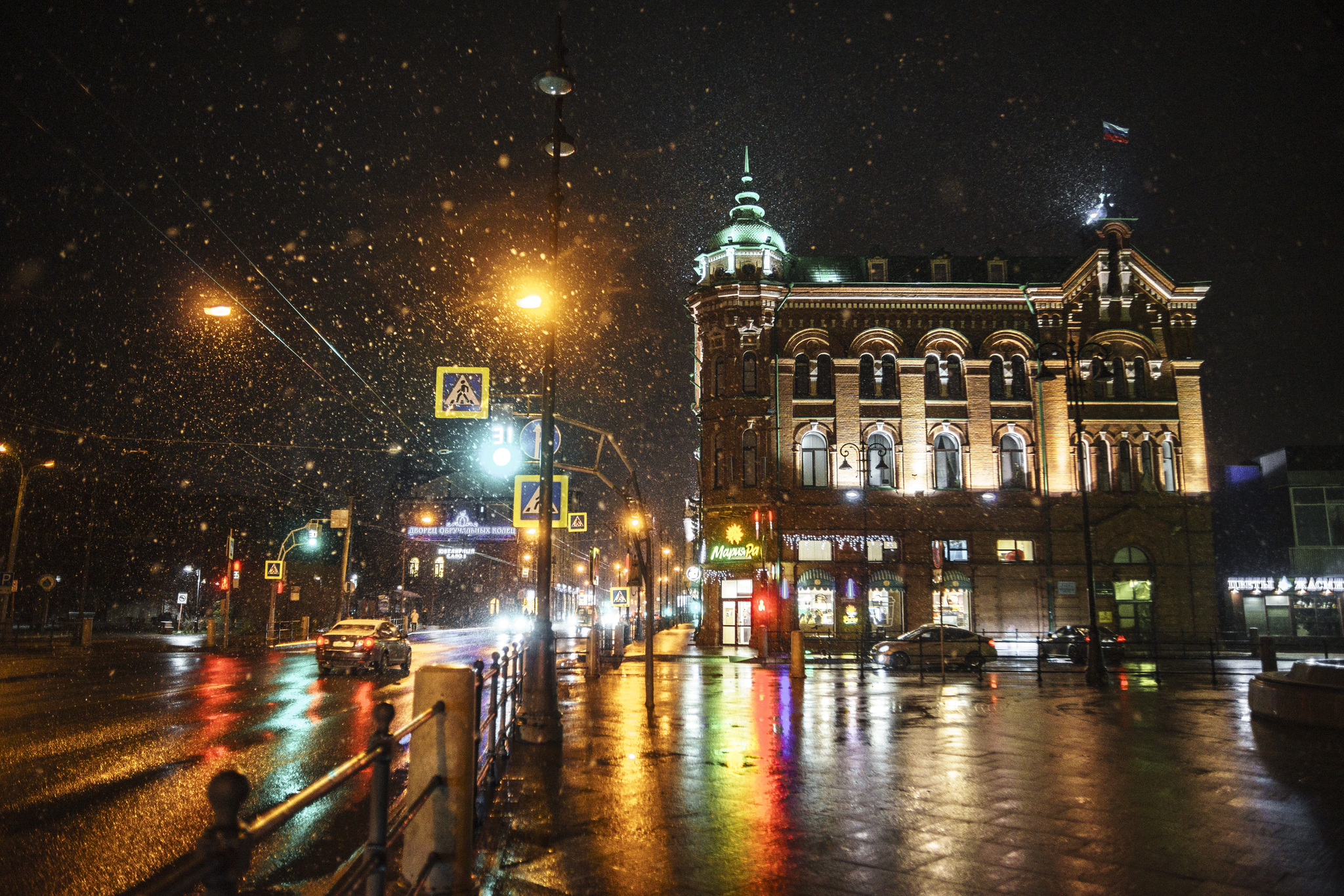 One of the early snowfalls in the city center - My, The photo, Siberia, Tomsk, Snowfall, Autumn, Snow, Night, Night city, Longpost