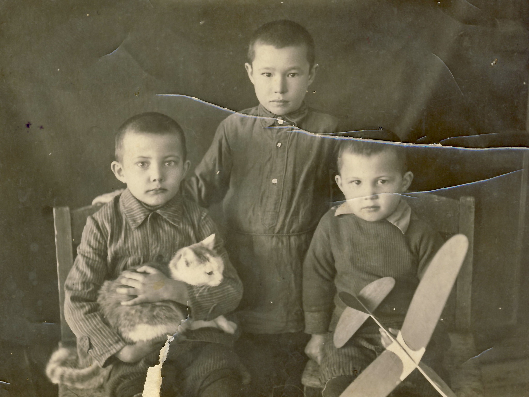 Dad with brothers. Dad with a cat in his arms) Photo about 36-37 years old - My, The photo, Black and white photo, Relatives, Father, Children, cat