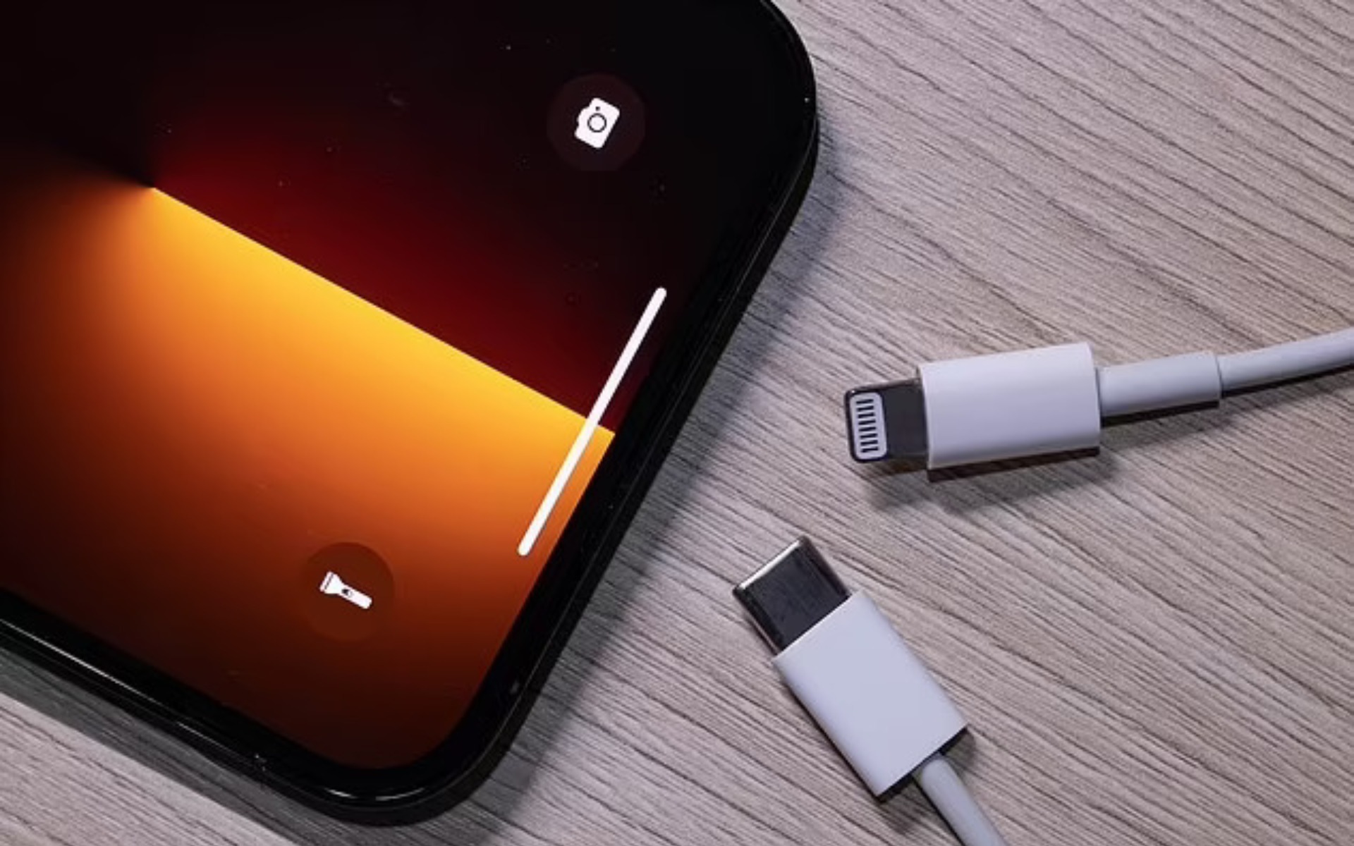 Всё ради экологии. Apple отказывается от порта Lightning в пользу USB-C |  Пикабу