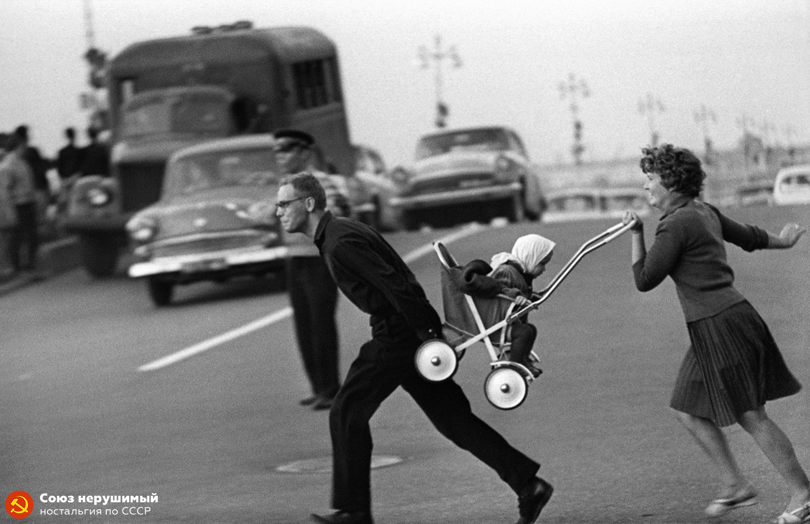 Through the prospect, Leningrad, 1963 - the USSR, History of the USSR, История России, Childhood in the USSR, Story, Past, Back to USSR, The photo, Old photo, Leningrad, Saint Petersburg, Children, Parents