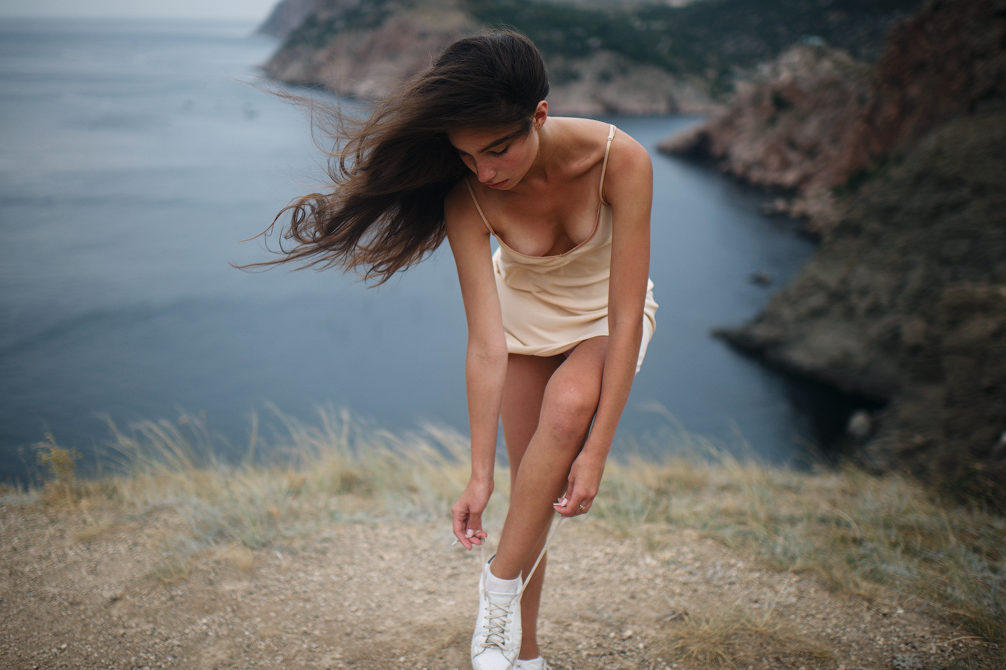 Windy - Girls, The photo, Neckline