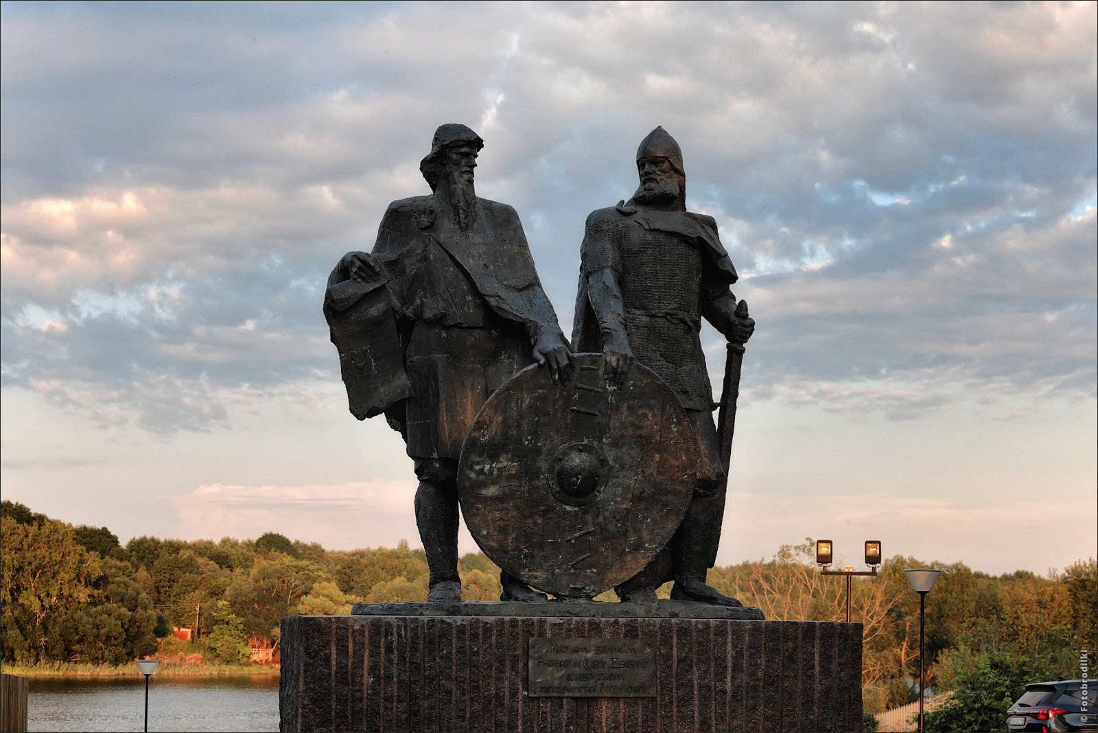 Старая ладога памятник. Памятник Рюрику и Олегу в старой Ладоге. Памятник Вещему Олегу в старой Ладоге. Рюрик в Ладоге. Памятник Рюрику и Вещему Олегу.