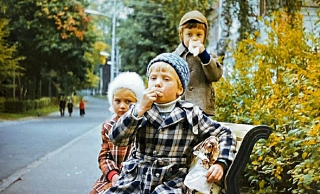 Осень 1977 года. Светлогорск, Калининградской области - Фотография, Старое фото, 70-е, СССР, Дети, Парк, Осень, Текст, Мороженое