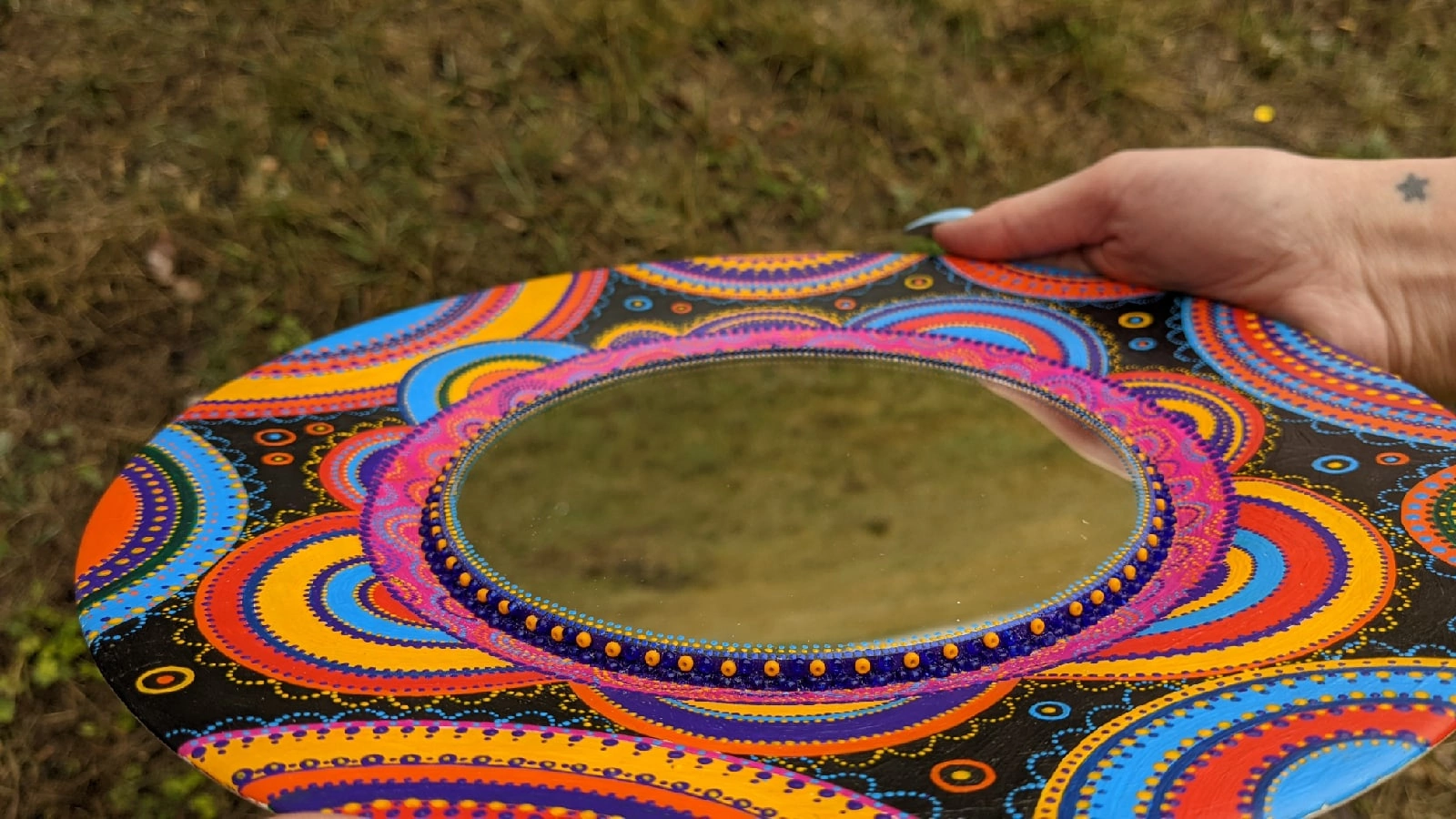 Decorative mirror in a plate.Hand-painted(acrylic)+beads around the edges of the mirror - My, With your own hands, Handmade, Painting, Mirror, Beads, Plate, Longpost, Needlework without process