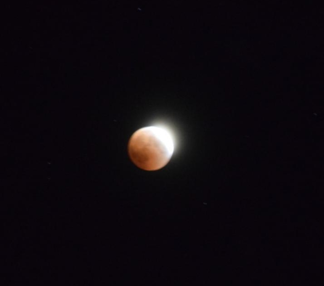 Almost total lunar eclipse. I managed to take a picture when she appeared among the clouds!) Almost all red - My, Moon eclipse, Kamchatka, moon, Eclipse, Interesting