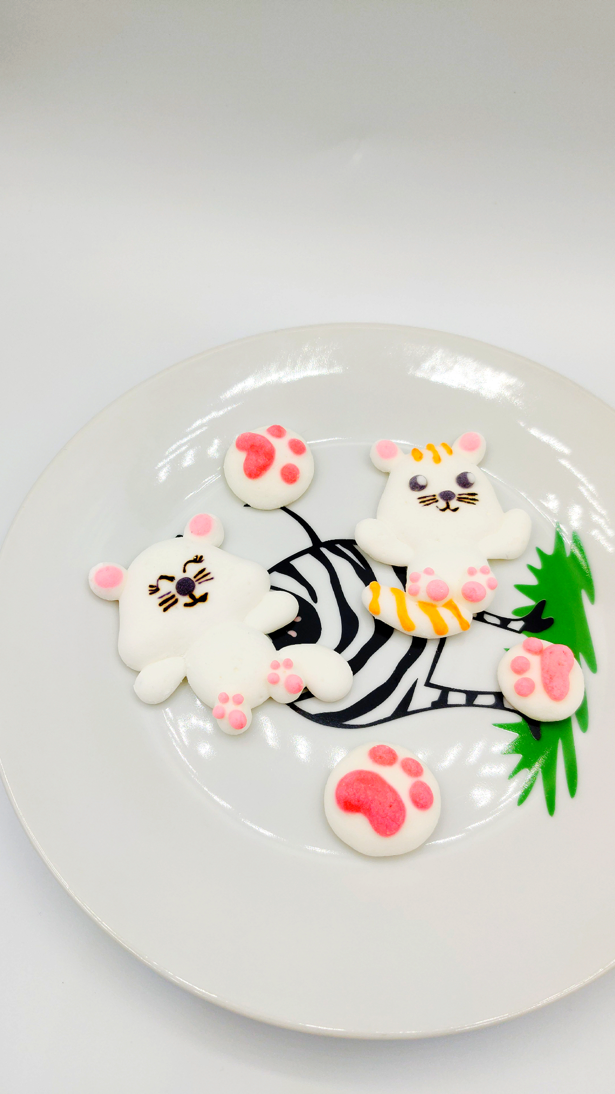 Marshmallow cats - My, Presents, Sweets, Yummy, Dessert, Marshmallow, Paws, With your own hands, Handmade, cat, Fat cats, Otter, Koala, Milota, Hobby, Video, Vertical video, Longpost