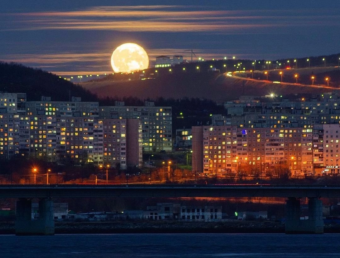 Огромная луна над Мурманском взошла - Фотография, Мурманск, Луна, Повтор, Ночной город