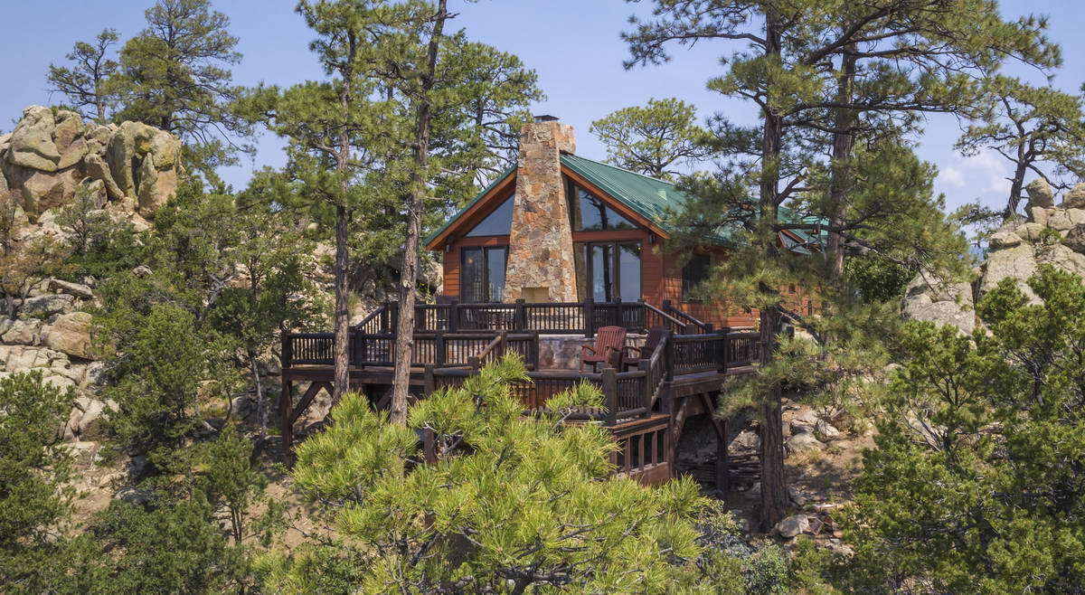 House among rocks and pines in the USA - My, Architecture, Design, Repair, Interior, Video, Longpost