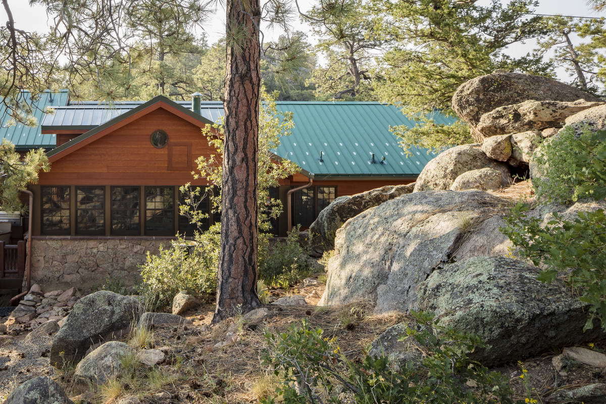 House among rocks and pines in the USA - My, Architecture, Design, Repair, Interior, Video, Longpost