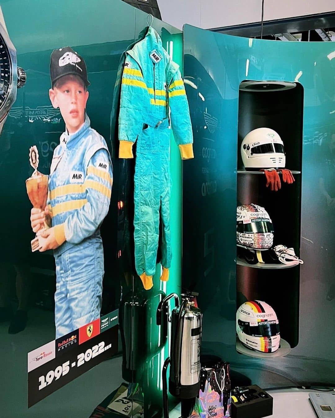 Sebatian Vettel's garage for the 2022 Abu Dhabi Grand Prix - Formula 1, Автоспорт, Sebastian Vettel, Garage, 2022