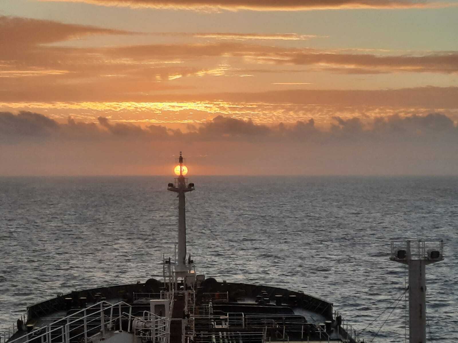 Flashlight on the mast - My, The sun, Sea, Sunset, The photo