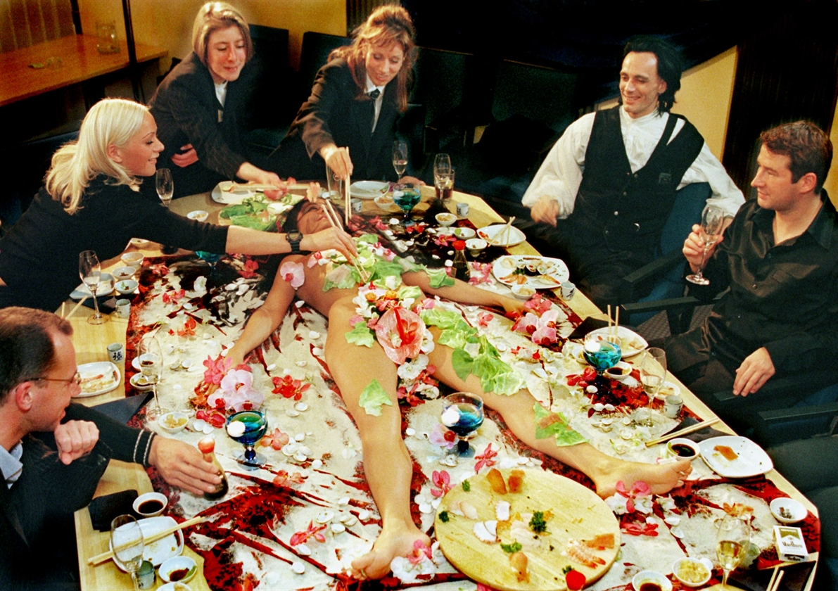 Ресторан Nyotaimori Япония. Саманта Джонс суши на теле. Женщина на столе с едой. Ниотамори мужчина. Еда на теле